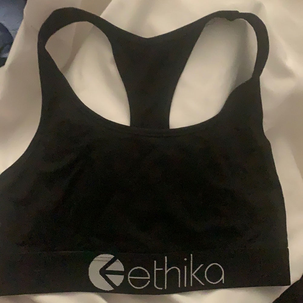 black sports bra